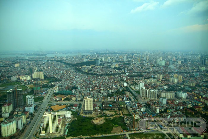 Từ tầng 72 với đài quan sát, bạn có thể thu vào mắt mình mọi góc của nội thành và các vùng lân cận, thậm chí những tỉnh khác như Bắc Ninh, Hà Nam, Hưng Yên
