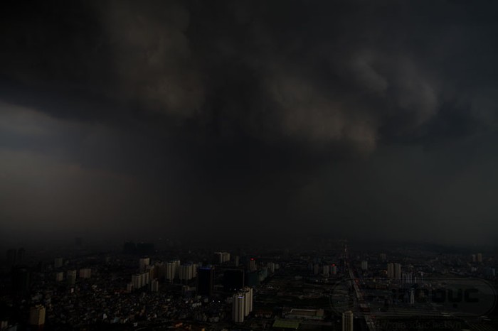 Khoảng 17h ngày 14/6, khối mây đen kịt đã kéo từ phía đông thành phố kéo về và gây mưa trên diện rộng khiến Thủ đô ngập úng.