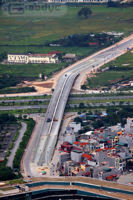 Cầu vượt Mễ Trì bắc qua Đại lộ Thăng Long.