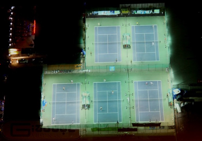 Một khu chơi tenis trên đường Phạm Hùng khi lên đèn.