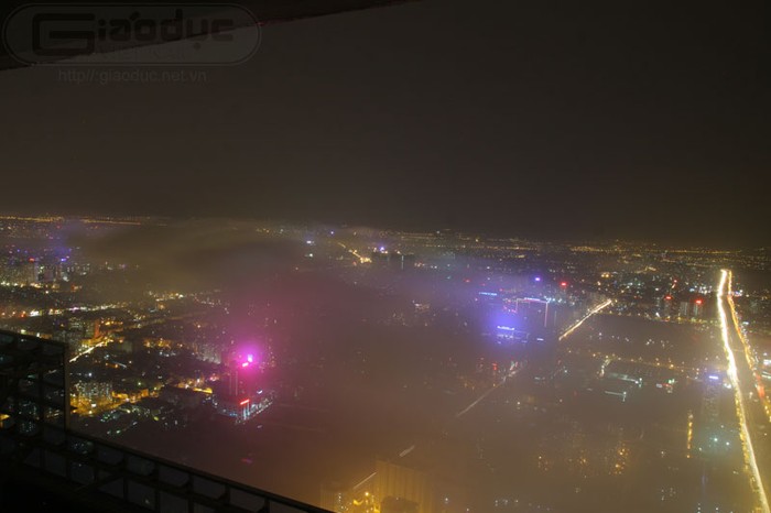 Bạn có cảm giác như đang đi trên mây khi những làn mây mỏng bay ngang tòa nhà Keangnam khiến thủ đô như huyền ảo hơn.