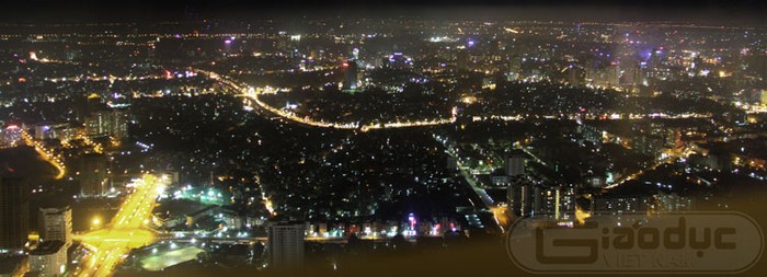 Sông Tô Lịch uốn mình giữa lòng thành phố.