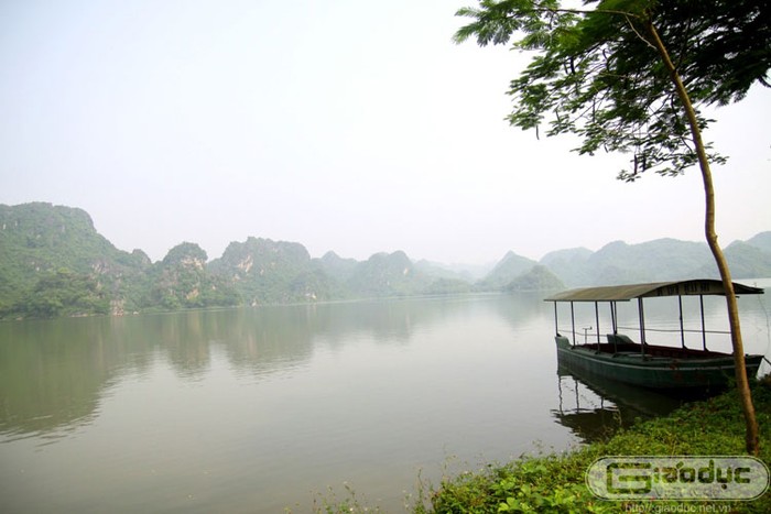 Sớm tinh mơ, hồ Quan Sơn (huyện Mỹ Đức - Hà Nội) huyền ảo trong sương sớm non nước hùng vĩ như một bức tranh thủy mặc hữu tình.
