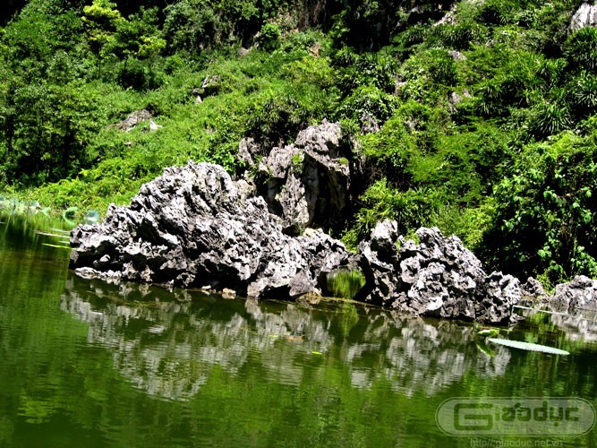 Những khối đá có hình thù giống những chú Khủng long. Xem thêm 'Say' với cảnh sắc nước non hùng vĩ lãng mạn của hồ Quan Sơn (P1)