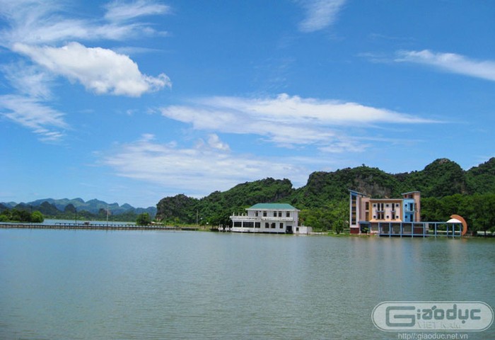 Hồ Quan Sơn được Công ty nuôi trồng Thủy sản Hà Tây khai thác để nuôi trồng thủy sản. Những năm gần đây, do đời sống ngày một nâng cao nên hồ đã được phát triển thành nơi du lịch từ lâu, tuy nhiên nơi đây còn rất hoang sơ và hầu như ít dấu vết tác động của con người vào thiên nhiên, cảnh vật nơi này.