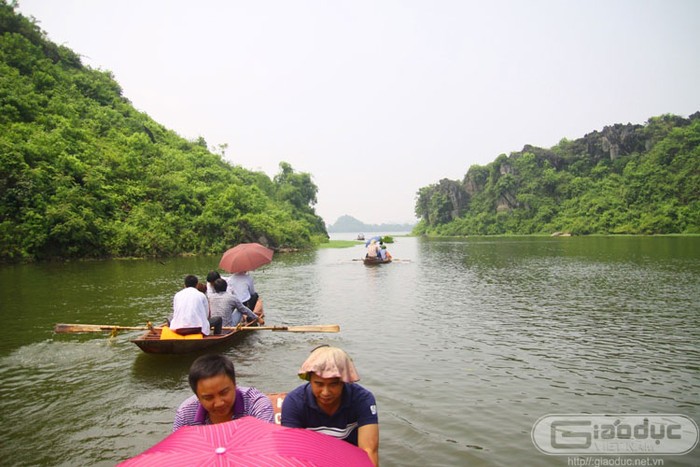 Để du lịch Quan Sơn, phương tiện duy nhất là ngồi thuyền. Bạn sẽ được ngồi thuyền khoảng gần 2 tiếng đồng hồ để chiêm ngưỡng cảnh sắc non nước hùng vĩ nơi này.