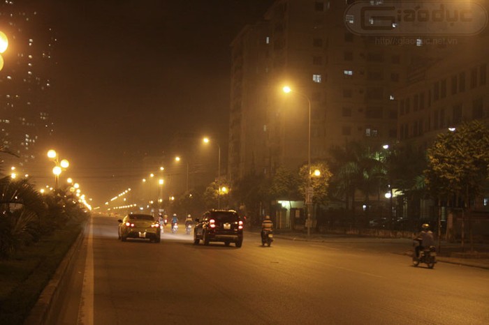 Những ngày gần đây, tình trạng khói mù bao phủ Hà Nội về đêm. Ảnh được chụp vào tối ngày 23/6, lớp khói bụi khiến người đi đường cảm thấy ngột thở.