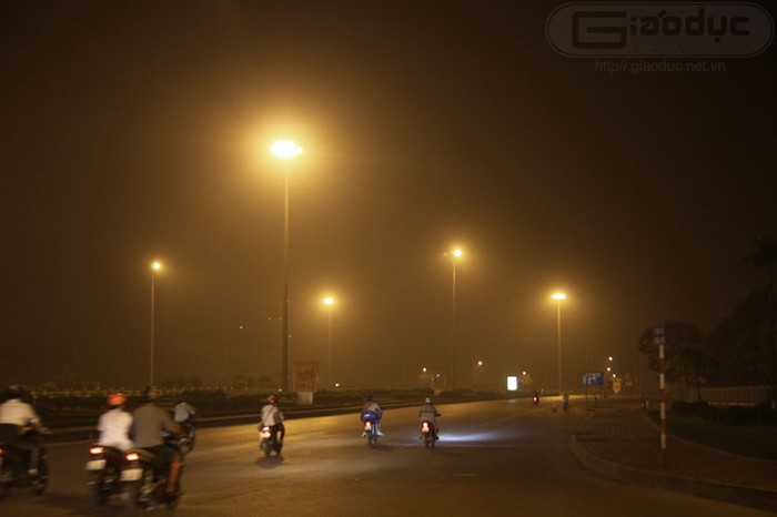 Đại lộ Thăng Long cũng rơi vào tình trạng khói mù bao phủ.