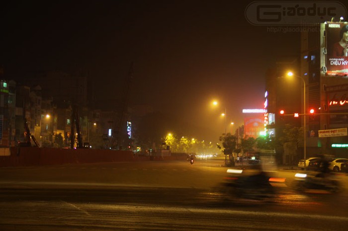 Dưới những ánh đèn điện chiếu sáng đường, hiện tượng khói mù dễ dàng nhận thấy hơn.
