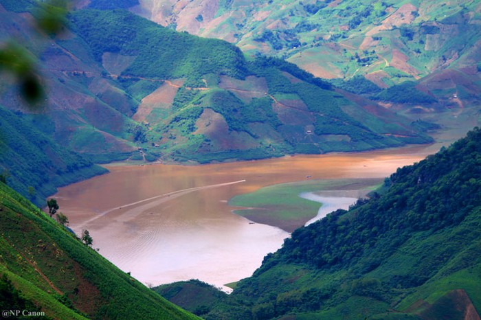 Một góc của hồ thủy điện Sơn La nhìn từ xã Kim Bon (Phù Yên)