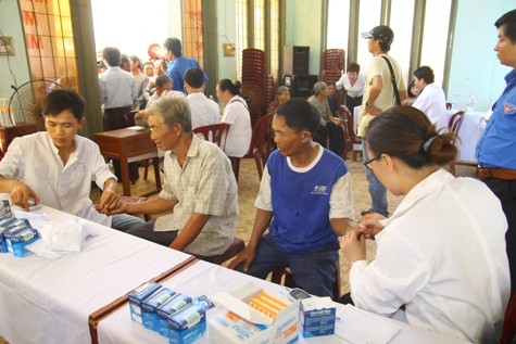 Hơn 30 y, bác sỹ đã tới khám bệnh miễn phí cho gần 1000 người dân huyện đảo Lý Sơn. (Ảnh Nam Phong)