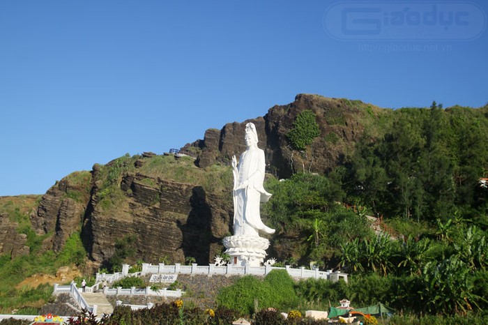 Tại chùa Đục, một tượng phật Bà Quán Thế Âm Bồ Tát rất lớn đã được xây dựng.