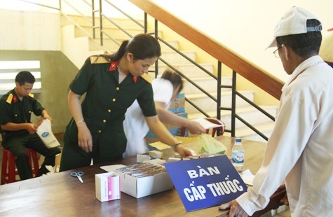 Các y bác sĩ cấp phát thuốc miễn phí cho người dân huyện đảo Lý Sơn. (Ảnh: Nam Phong)