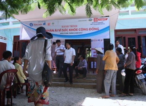 Gần 1000 người dân huyện đảo Lý Sơn đã được khám và cấp phát thuốc chữa bệnh miễn phí. (Ảnh Nam Phong)