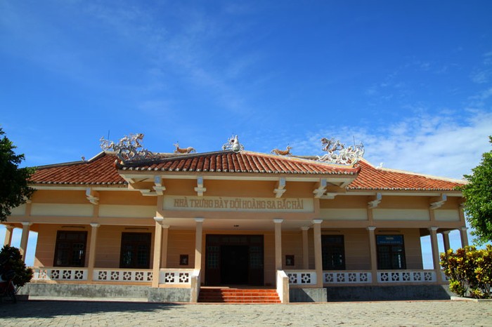 Nhà trưng bày những tư liệu chủ quyền thiêng liêng bất khả xâm phạm về hai quần đảo Hoàng Sa và Trường Sa của tổ quốc nằm tại huyện đảo Lý Sơn - Quảng Ngãi.