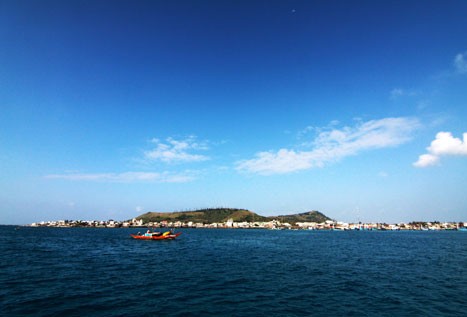 Đảo Lý Sơn nhìn từ ngoài khơi. (ảnh: DulichDatviet)