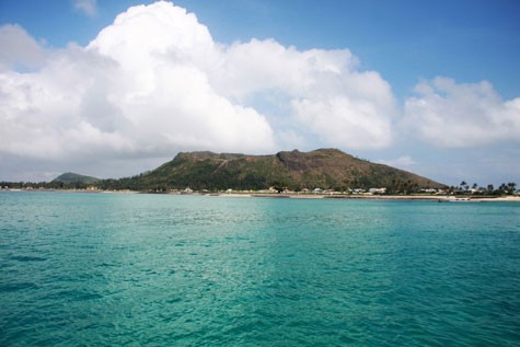 Đảo lớn Lý Sơn nhìn từ vụng Mù Cu với làn nước xanh ngắt. (ảnh: DulichDatviet)