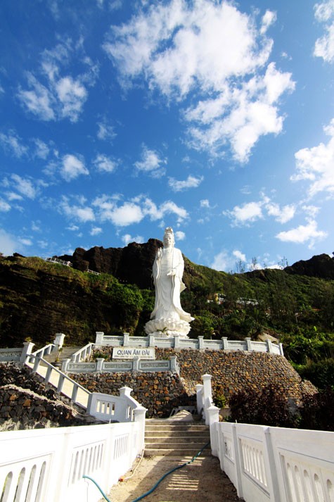 Tượng Quan Âm Nam Hải, vị bồ tát của biển cả ở đỉnh Liêm Tự, chùa Đục dưới chân núi Hòn Tai. (ảnh: DulichDatviet)