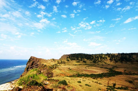Tuyệt sắc núi Hòn Tai và lòng chảo miệng núi lửa. (ảnh: DulichDatviet)