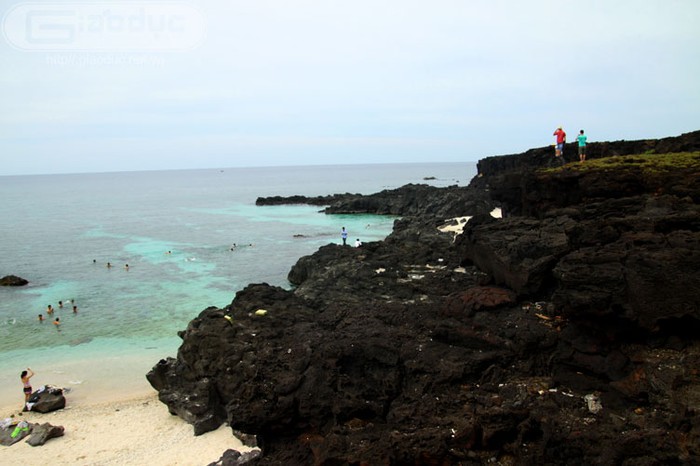 Xung quanh đảo An Bình là những bãi đá nham thạch nguội của một trong những ngọn núi lửa nơi đây được hình thành cách nay 25-30 triệu năm.