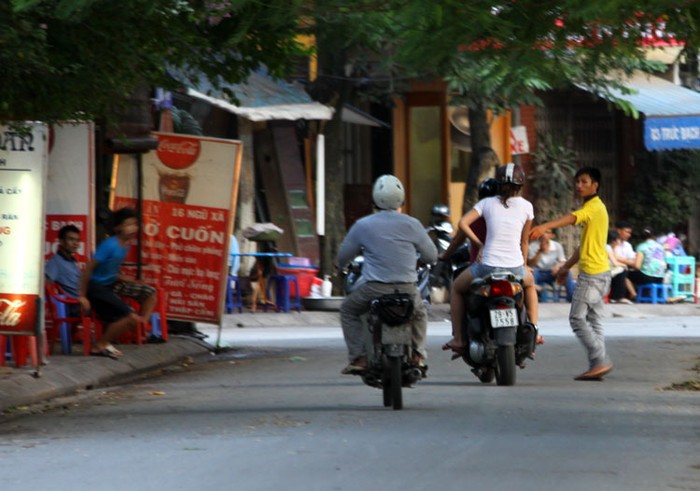 Bất cứ ai đi qua con phố Trúc Bạch (quận Ba Đình - Hà Nội) đều phải ít nhiều khó chịu, thậm chí sợ hãi.