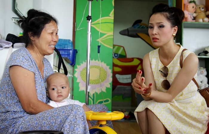 Á hậu trang sức 2007 Thái Như Ngọc động viên, thăm hỏi tình hình các cháu bé qua các bật phụ huynh của bệnh nhi.