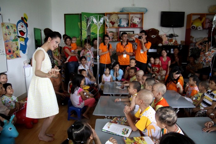 Tới thăm lớp học chiều qua, Thái Như Ngọc đã rất hòa đồng cùng các cháu, cùng hát, cùng múa và tặng quà cho các cháu.