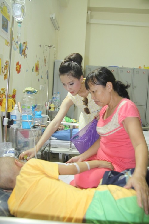 Sau khi chơi cùng các cháu bé tại lớp học, Thái Như Ngọc đã tới tận các phòng điều trị để phát quà cho các em nhỏ