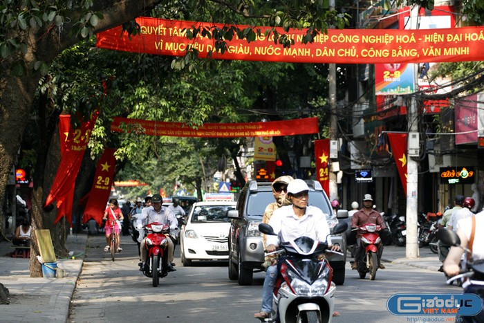 Những ngày này, phố phường Hà Nội rợp bóng cờ hoa. Cờ phướn, cờ tổ quốc, băng rôn, khẩu hiệu đỏ rực khắp các đường phố.