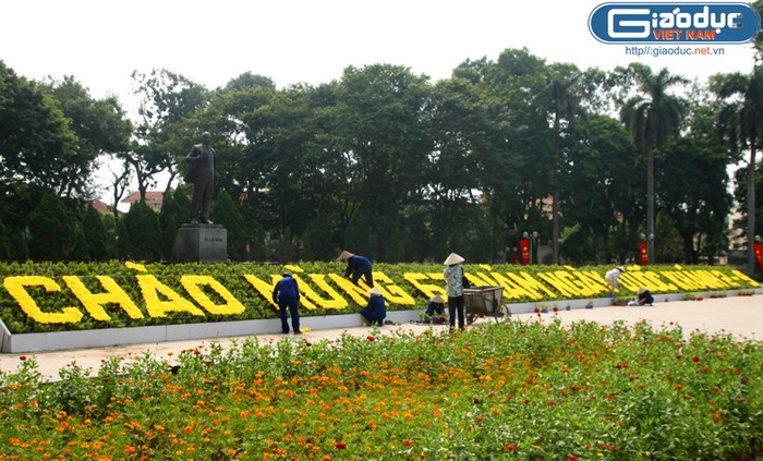 Các công viên, các con đường được những người công nhân đang miệt mài cắm những bông hoa rực rỡ cho Tết Độc lập.
