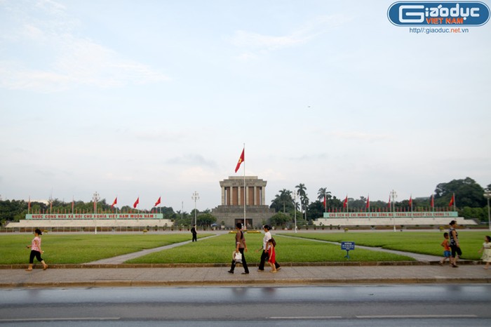 Từ sáng sớm nay, ngày Quốc khánh nước Cộng hòa xã hội chủ nghĩa Việt Nam, rất đông người dân tới Quảng trường Ba Đình lịch sử để chào cờ và vào lăng viếng Bác.