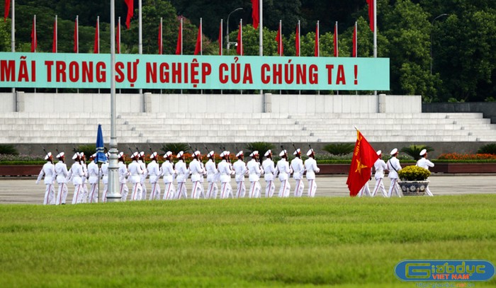 Sau khi bản Quốc ca kết thúc, đội nghi lễ hành quân qua bên trái Lăng Chủ tịch Hồ Chí Minh rồi đi qua cửa Lăng trở về điểm xuất phát.