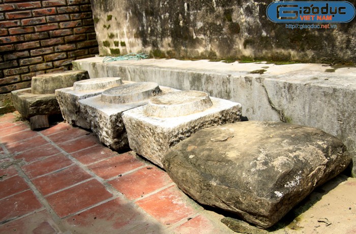 Hàng chục chân cột bằng đá nguyên bản từ ngày đầu xây dựng chùa còn rất tốt đã kông được sử dụng.