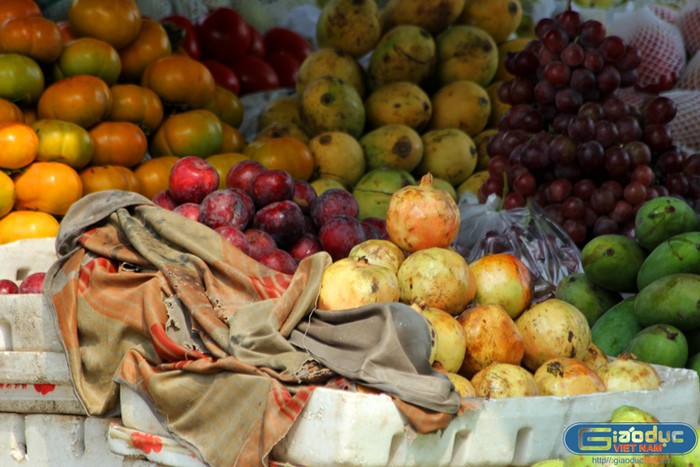 Bên cạnh cam, tại các rạp, các cửa hàng bán hoa quả ở Hà Nội vẫn ngập tràn lựu, mận tươi, nho xuất xứ từ Trung Quốc dù trước đó cơ quan chức năng đã công bố các loại hoa quả này nhiễm chất độc hại.