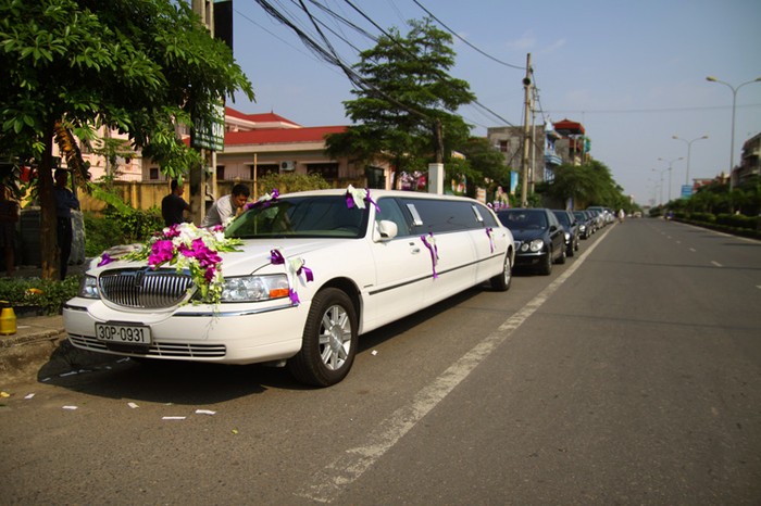 Dàn xe sang tại đám cưới cô dâu tên Q. Ng, chú rể là V. T tại phường Phú Thịnh, thị xã Sơn Tây, Hà Nội.