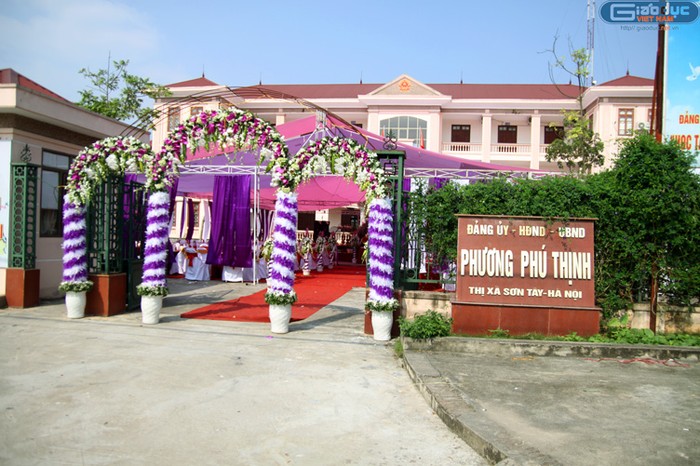 Đám cưới được tổ chức ngay tại sân trụ sở của phường Phú Thịnh, thị xã Sơn Tây, Hà Nội với sân khấu được trải thảm đỏ từ ngoài cổng vào trong với sự trang hoàng hoành tráng.