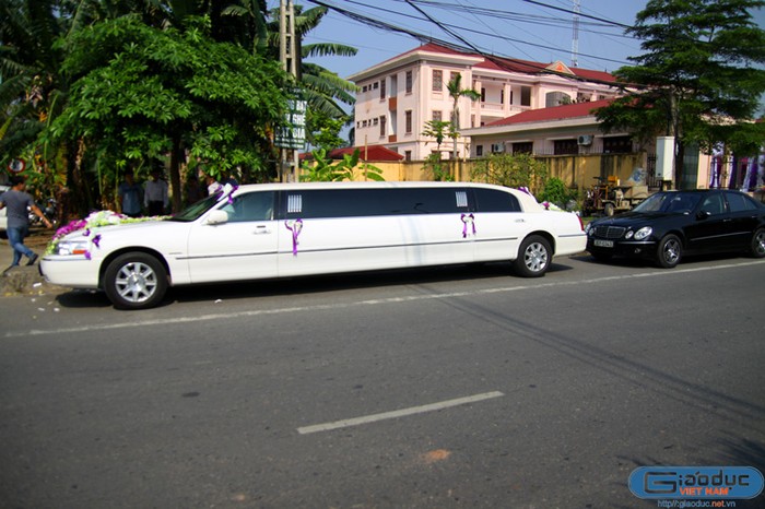 Chiếc xe siêu sang 3 khoang Lincoln Limousine trắng muốt đậu bên vệ đường ngay phía ngoài trụ sở phường Phú Thịnh khiến người đi đường phải... "lác mắt".