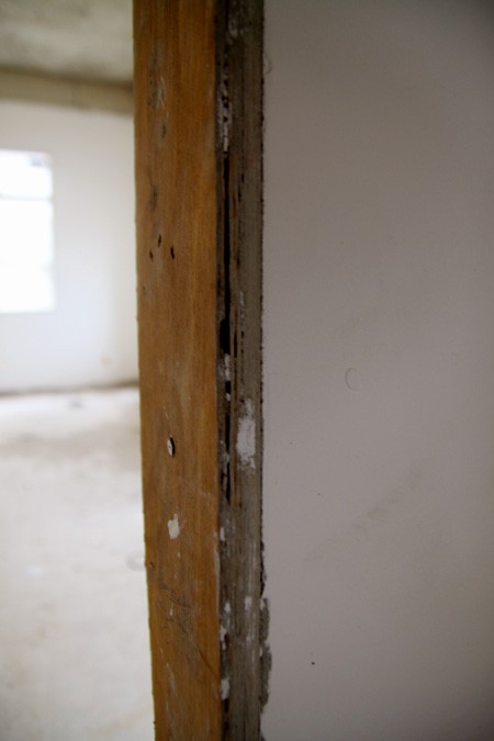 Loại gỗ được dùng làm khung cửa là loại gỗ ép, có thể dùng tay cấu ra từng mảng thế này..
