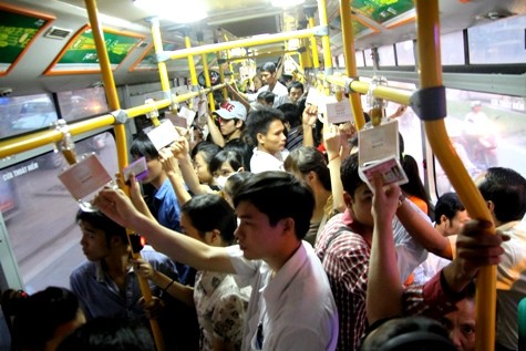 Mỗi hành khách nên và cần có ý thức khi tham gia sử dụng xe buýt làm phương tiện di chuyển. (Ảnh Nam Phong)