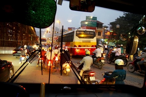 Xe buýt - loại phương tiện giao thông đã và đang cho thấy hiệu quả to lớn trong việc giảm tải ùn tắc giao thông tại thủ đô Hà Nội. (Ảnh Nam Phong)
