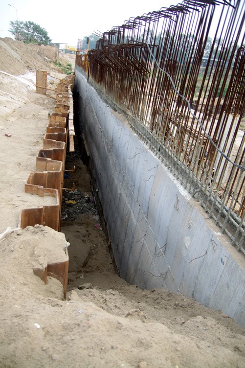 Tại điểm xảy ra sự cố, bức tường bê-tông đã được Sông Đà Thăng Long thi công đổ bê-tông cho toàn tuyến khu vực công trường của dự án do đơn vị này thi công.