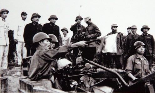 Đại tướng Võ Nguyên Giáp và Trung tướng Song Hào - Chủ nhiệm Tổng cục Chính trị Quân đội Nhân dân Việt Nam quan sát Đại đội 6, Trung đoàn 233, Đoàn Cao xạ Đống Đa huấn luyện (Tết Mậu Thân 1968).