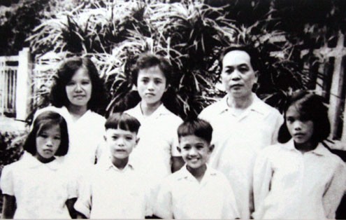 Vợ chồng Võ Nguyên Giáp - Đặng Bích Hà cùng 5 người con: Võ Hồng Anh, Võ Hạnh Phúc, Võ Điện Biên, Võ Hồng Nam và Võ Hòa Bình (1963).