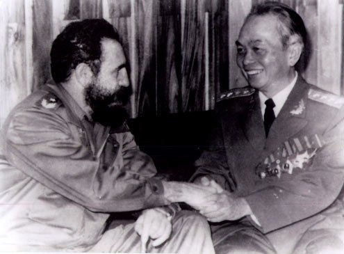 Đại tướng Võ Nguyên Giáp trò chuyện với Chủ tịch Fidel Castro trong chuyến thăm Cu Ba.