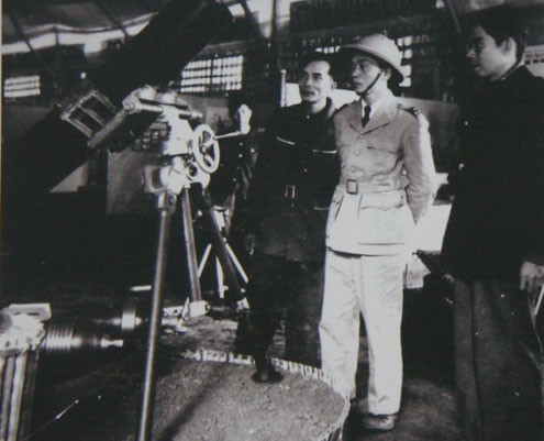 Đại tướng Võ Nguyên Giáp và Thiếu tướng Trần Đại Nghĩa - Cục trưởng Cục Quân giới xem triển lãm vũ khí do ngành Quân giới Việt Nam sản xuất năm 1950.
