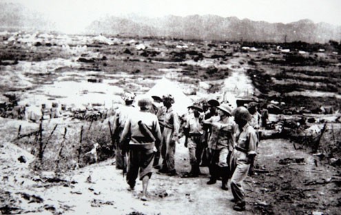 Đại tướng Võ Nguyên Giáp thăm chiến trường Điện Biên Phủ sau chiến thắng vĩ đại.