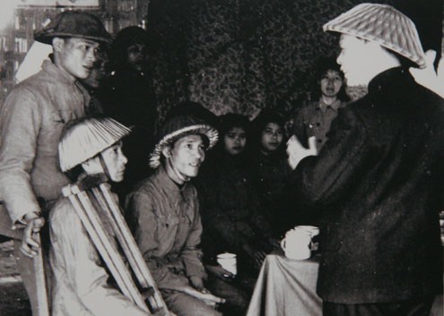 Sau chiến thắng Điện Biên Phủ, Đại tướng đi thăm thương bệnh binh.