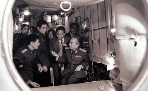 Đại tướng cùng Anh hùng Phạm Tuân thăm Trung tâm huấn luyện Gagarin (Liên Xô) tháng 7/1980.