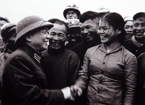 Đại tướng Tổng tư lệnh Võ Nguyên Giáp khen ngợi nhân dân địa phương và anh chị em công nhân đội vận tải Sông Gianh, Quảng Bình đã góp phần tích cực vận chuyển hàng ra tiền tuyến (1968)