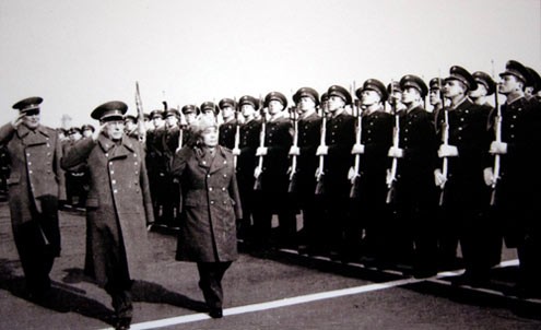 Ngày 10/3/1977, đoàn đại biểu quân sự Việt Nam do Đại tướng Võ Nguyên Giáp dẫn đầu sang thăm Liên Xô theo lời mời của Nguyên soái Dmitriy Ustinov.